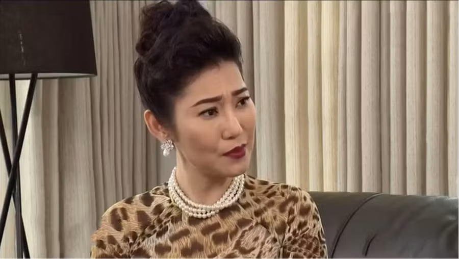 con dau ghe gom mot muc doi ly hon, me chong u muu tha 2 vien thuoc vao coc nuoc - 2
