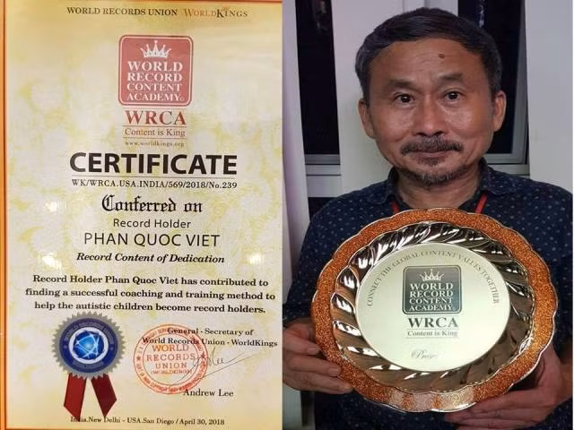 TS. Phan Quốc Việt với bằng và kỷ niệm chương Kỷ lục gia 2018 của Tổ chức World Record Content Academy.