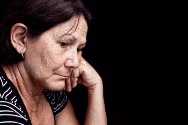 Cầm đùi gà con rể mua cho mà chưa kịp ăn, con gái đã giật lại trên tay tôi rồi hét lên - Ảnh 1.