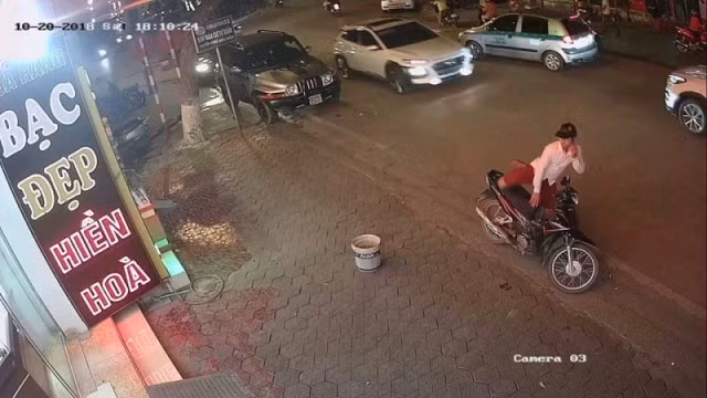  Hình ảnh trước đó đối tượng cướp tiệm vàng Hiền Hòa (phố Cốc Lếu, TP. Lào Cai) do camera ghi lại. 