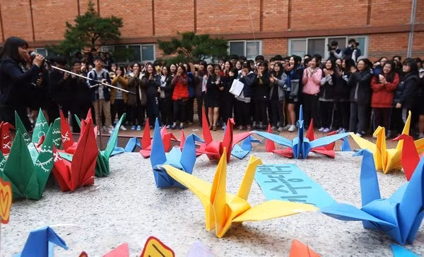 600.000 thí sinh Hàn Quốc thi Đại học: Cả đất nước nín thở, học sinh lớp 11 quỳ ngoài cổng trường chúc anh chị thi tốt - Ảnh 8.