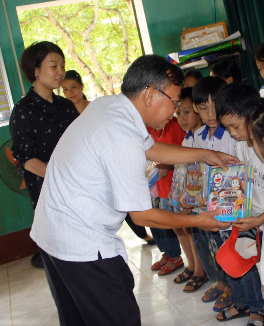 ... cùng đại diện Báo GD&TĐ tặng sách vở cho các em học sinh của trường Tiểu học Thục Luyện - ngôi trường bị thiệt hại nặng nề nhất ... cùng đại diện Báo GD&TĐ tặng sách vở cho các em học sinh của trường Tiểu học Thục Luyện - ngôi trường bị thiệt hại nặng nề nhất