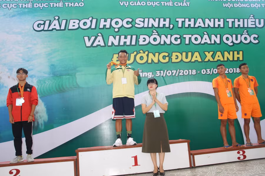 Đại diện BTC trao giải cho các VĐV