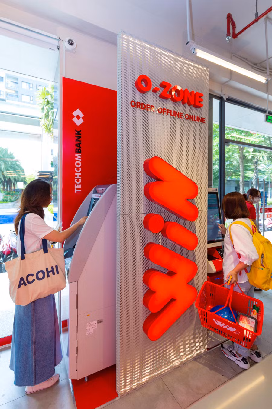 Khách hàng sử dụng hệ thống CDM thế hệ mới của Techcombank và đặt trà - cà phê Phúc Long tại khu vực O - Zone trong cửa hàng WIN Khách hàng sử dụng hệ thống CDM thế hệ mới của Techcombank và đặt trà - cà phê Phúc Long tại khu vực O - Zone trong cửa hàng WIN