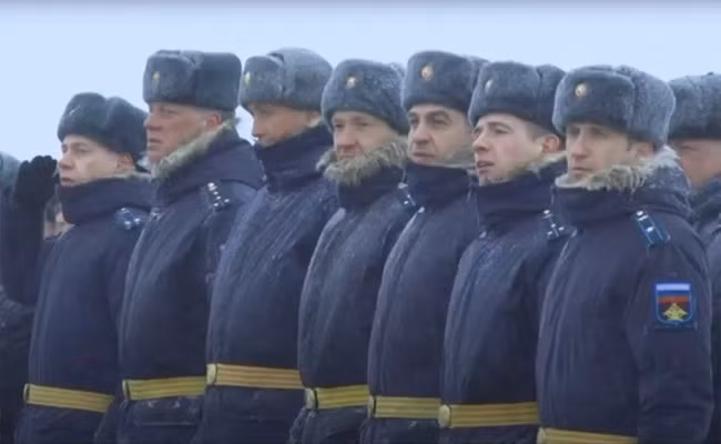 Các cựu sinh viên Trường Hàng không Quân sự Cấp cao Armavir ở vùng Krasnodar của Nga đã tập trung vào ngày 21/10/2023 để kỷ niệm 20 năm ngày tốt nghiệp. Ảnh New York Post Các cựu sinh viên Trường Hàng không Quân sự Cấp cao Armavir ở vùng Krasnodar của Nga đã tập trung vào ngày 21/10/2023 để kỷ niệm 20 năm ngày tốt nghiệp. Ảnh New York Post