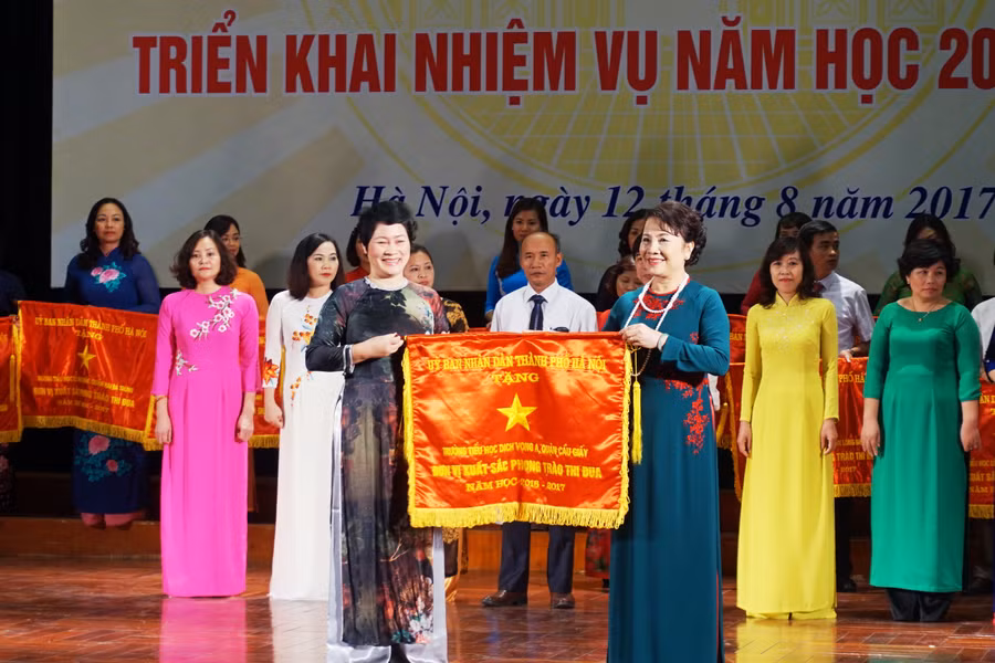 Thứ trưởng Nguyễn Thị Nghĩa tặng cờ cho các đơn vị xuất sắc