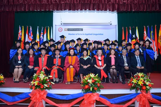 Các tân Thạc sĩ chụp hình kỉ niệm với Ban giám đốc SEAMEO RETRAC và đại diện Trường ĐH Curtin, Úc