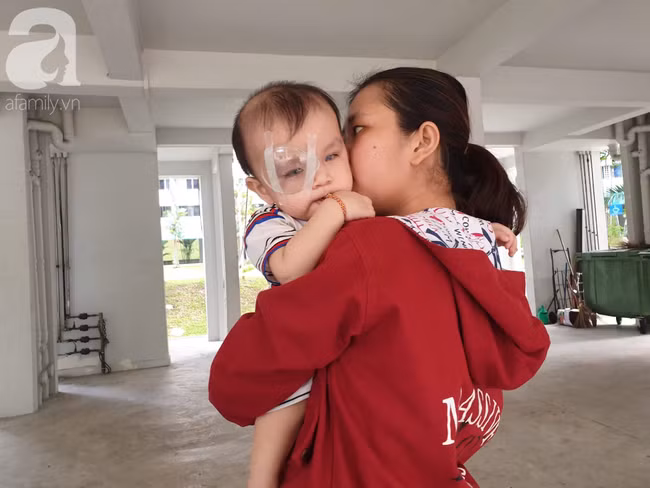 Bé trai 15 tháng tuổi có nguy cơ mù vĩnh viễn, người mẹ trẻ khóc cạn nước mắt đi tìm ánh sáng cho con - Ảnh 10.
