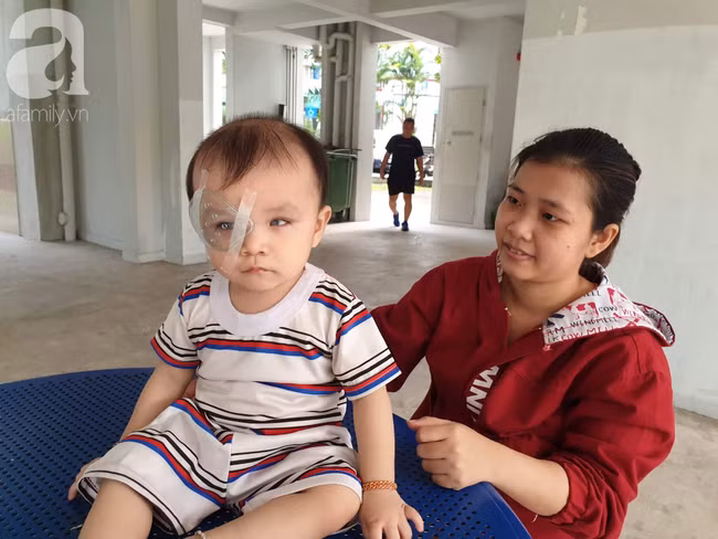 Bé trai 15 tháng tuổi có nguy cơ mù vĩnh viễn, người mẹ trẻ khóc cạn nước mắt đi tìm ánh sáng cho con - Ảnh 18.