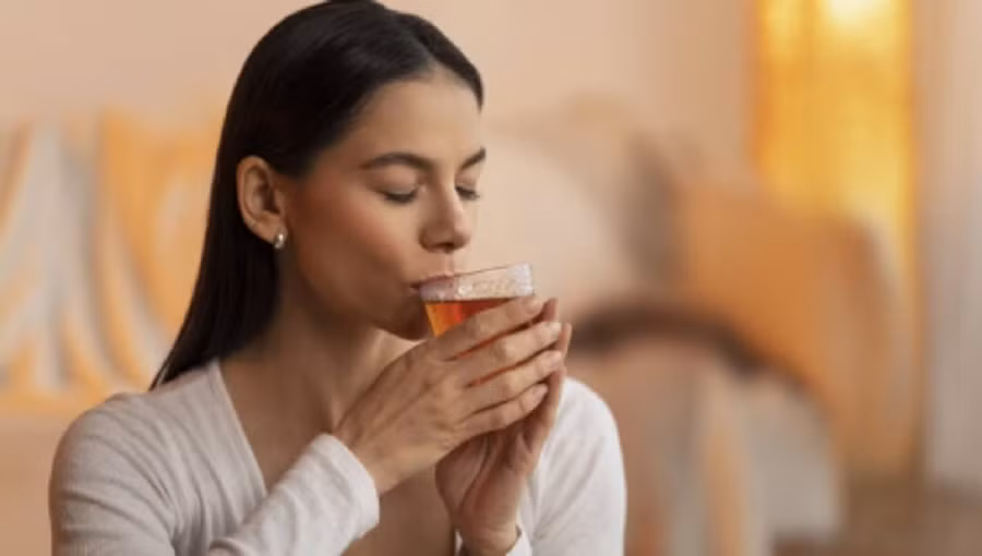 Uống trà xanh trước bữa ăn có thể cải thiện tiêu hóa và giúp kiểm soát sự thèm ăn, thúc đẩy quản lý cân nặng. (Ảnh: ITN)