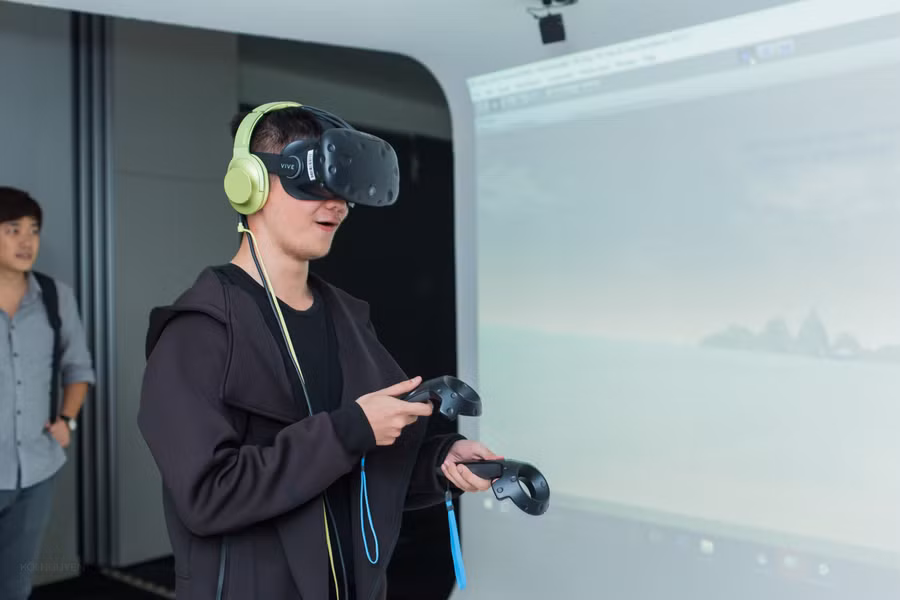 Một sinh viên đang trải nghiệm tác phẩm về ứng dụng công nghệ thực tế ảo