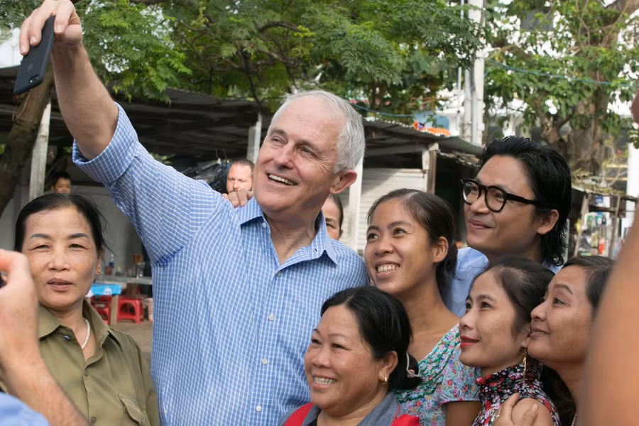 Thù tướng Turnbull thoải mái, gần gũi chụp ảnh kỉ niệm với người dân Đà Nẵng