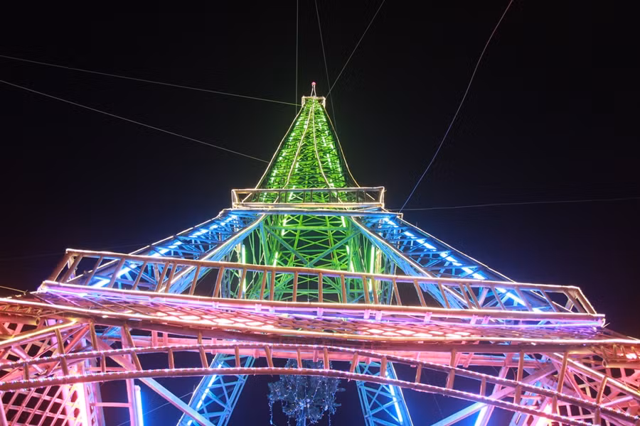 Nghệ An: Bà con xứ đạo dựng “tháp Eiffel” bằng tre đón Giáng sinh
