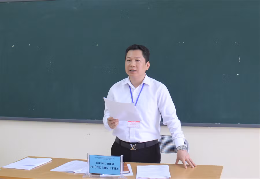 Thầy Phùng Minh Thái, Trưởng Điểm thi trường PTDTNT THCS&amp;THPT Sa Pa.
