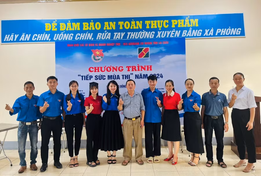 Tỉnh đoàn Lai Châu tiếp sức các thí sinh tại trường PTDTNT THPT tỉnh. Tỉnh đoàn Lai Châu tiếp sức các thí sinh tại trường PTDTNT THPT tỉnh.