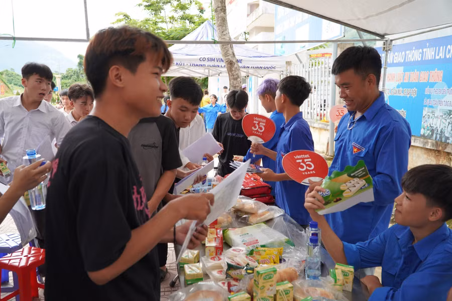 Tiếp sức các sĩ tử tại Điểm thi THPT huyện Nậm Nhùn (Lai Châu). Tiếp sức các sĩ tử tại Điểm thi THPT huyện Nậm Nhùn (Lai Châu).