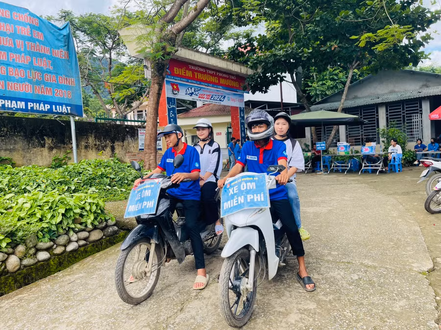 Những chuyến xe ôm miễn phí được các tình nguyện viên hỗ trợ thí sinh. Những chuyến xe ôm miễn phí được các tình nguyện viên hỗ trợ thí sinh.