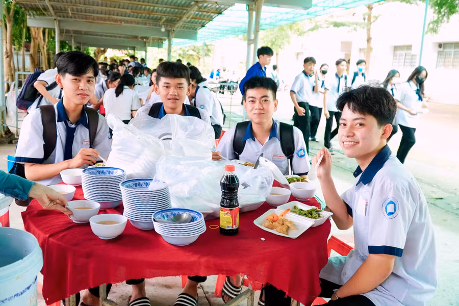 Học sinh phấn khởi khi được hỗ trợ cơm trưa. Học sinh phấn khởi khi được hỗ trợ cơm trưa.