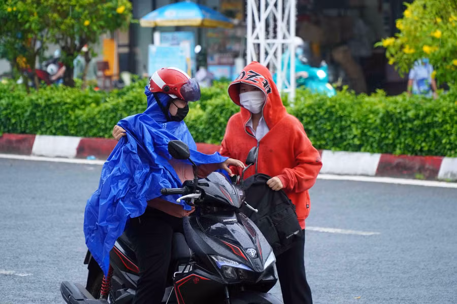 Thí sinh điểm thi Trường THPT Châu Thành A được gia đình đưa đến thi.