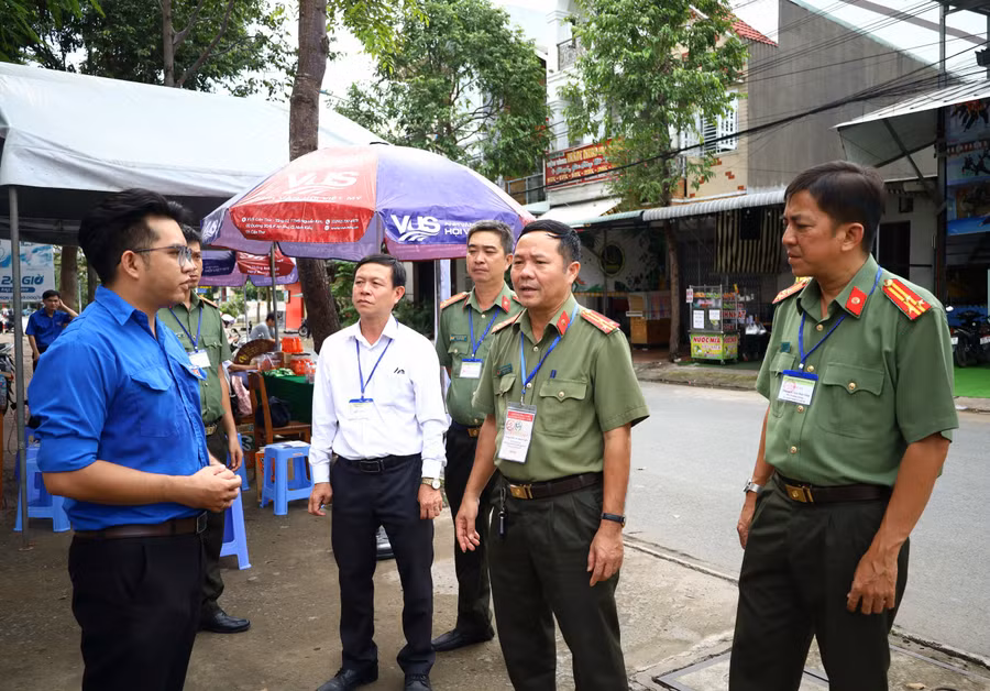 Lực lượng Công an thăm hỏi các tình nguyện viên tại các chốt tiếp sức mùa thi.