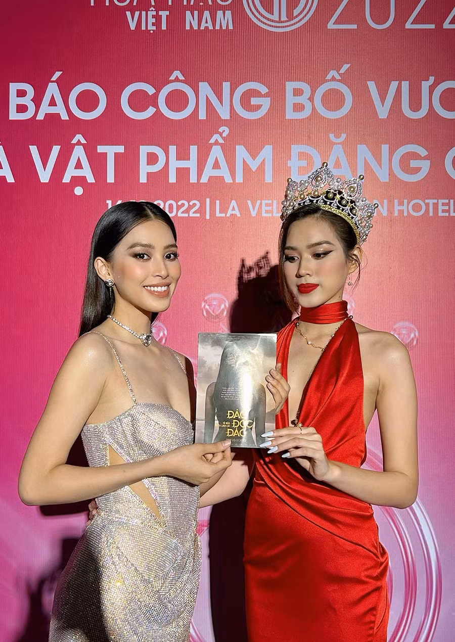 Hoa hậu Đỗ Hà biểu cảm bất hợp tác để trêu chọc Tiểu Vy. Hoa hậu Đỗ Hà biểu cảm bất hợp tác để trêu chọc Tiểu Vy.