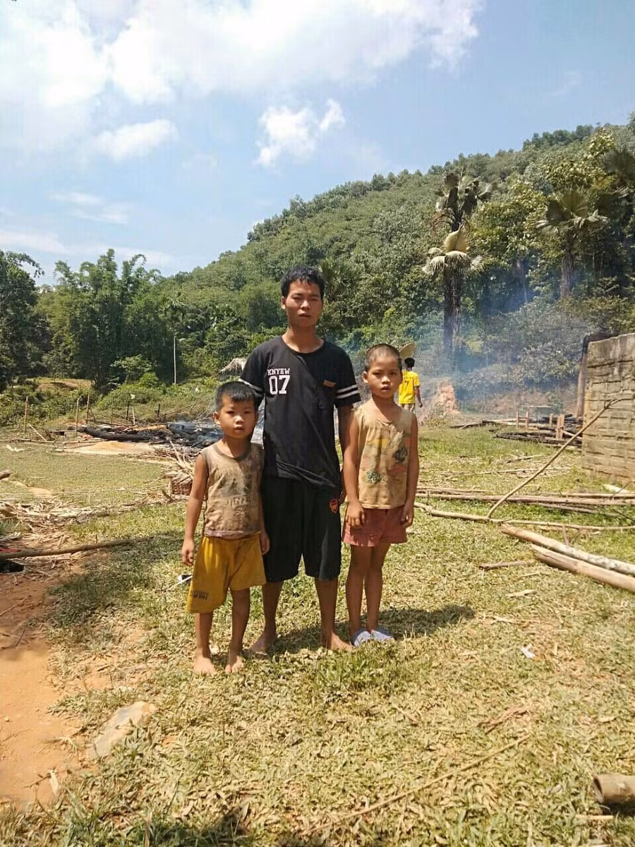 Ba bố con anh Trần Văn Lực trước đám cháy Ba bố con anh Trần Văn Lực trước đám cháy