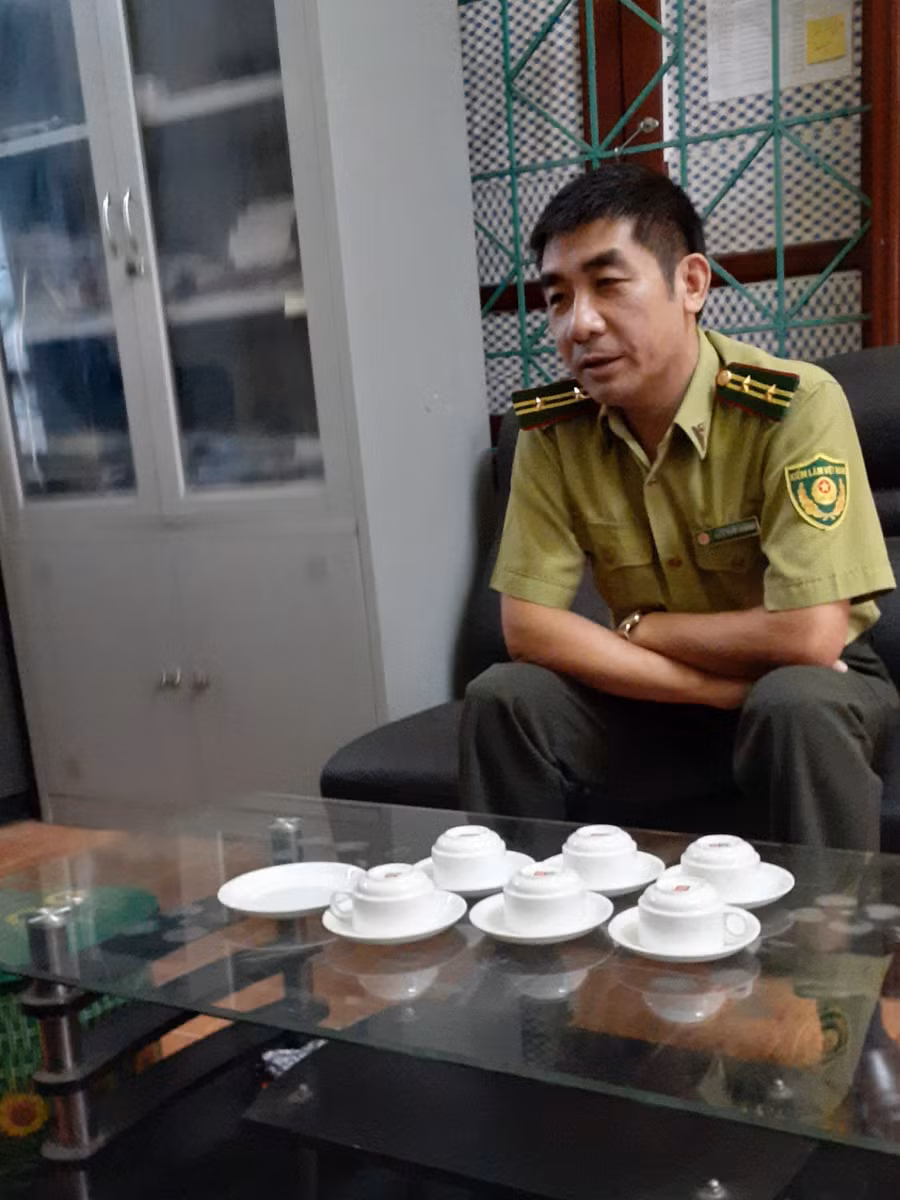 Ông Trần Quốc Khánh, Quyền Hạt trưởng Hạt Kiểm lâm Tủa Chùa làm việc với phóng viên