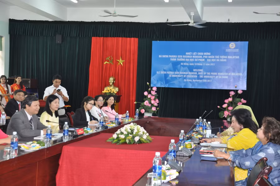 Thay mặt lãnh đạo nhà trường, PGS.TS Lê Quang Sơn – Phó Hiệu trưởng Trường ĐH Sư phạm Đà Nẵng thông tin, chia sẻ kinh nghiệm đào tạo giáo viên mầm non với Phu nhân Thủ tướng Malaysia.