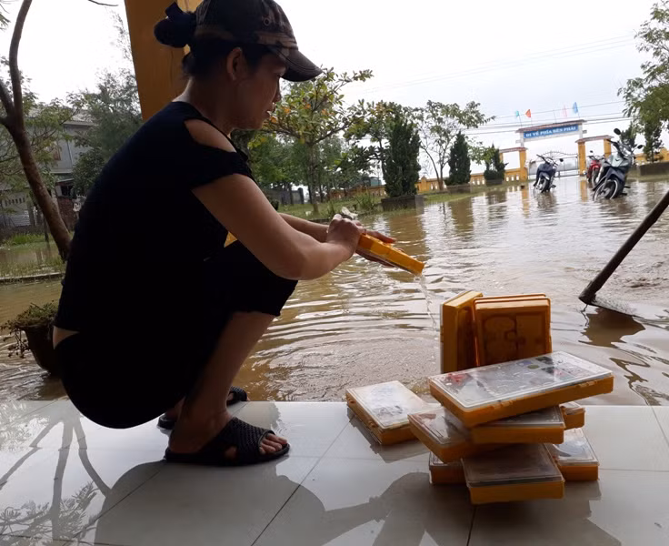 Thiết bị đồ dùng dạy học ngâm lâu ngày dưới nước lũ đã được các cô đưa ra dọn dẹp vệ sinh