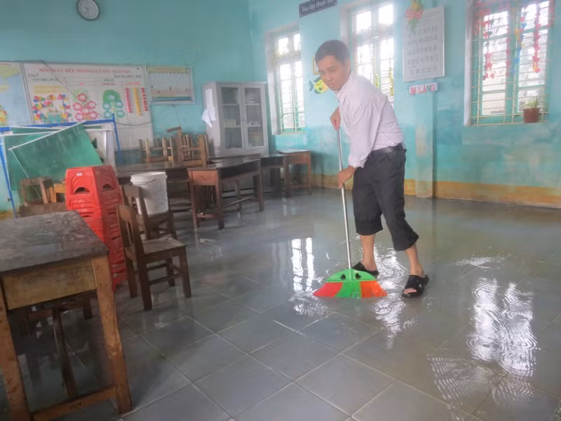 Thầy Phan Ngọc Dũng - Hiệu trưởng Trường Tiểu học Hương Phong đang dọn dẹp vệ sinh cùng giáo viên