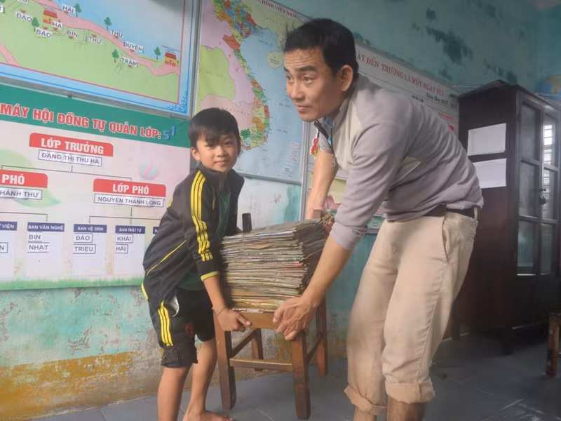Thầy trò đem sách truyện đi phơi nắng