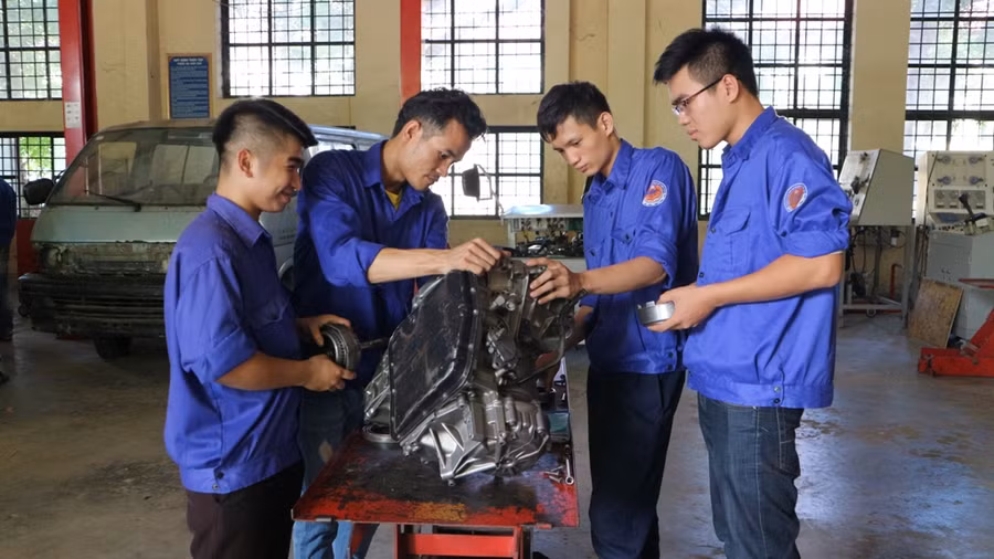 Bạn Soune Thamixay Saman (thứ 2 từ trái sang) thực hành tại xưởng ô tô Bạn Soune Thamixay Saman (thứ 2 từ trái sang) thực hành tại xưởng ô tô