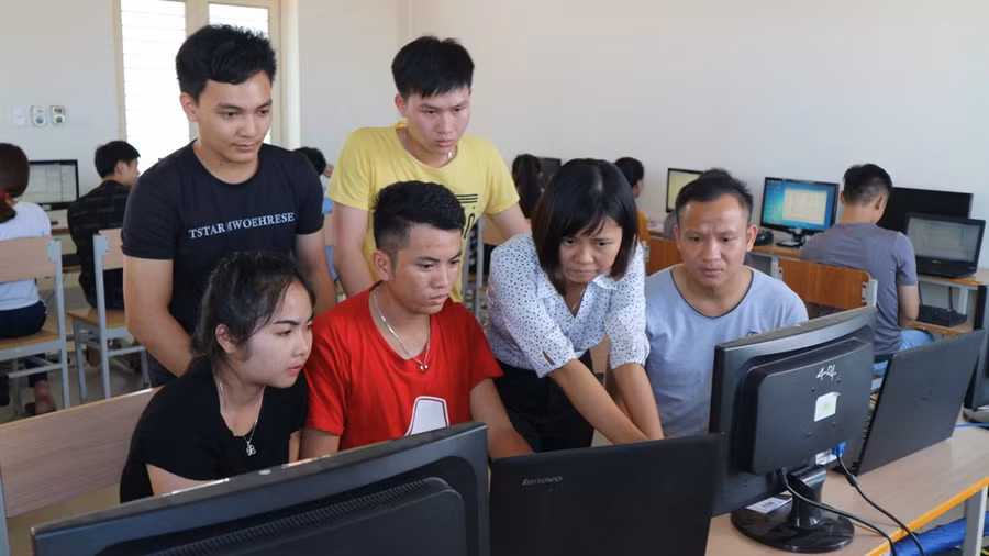 . Các bạn sinh viên Lào học Khoa công nghệ thông tin, ĐH Sư phạm Kỹ thuật Vinh . Các bạn sinh viên Lào học Khoa công nghệ thông tin, ĐH Sư phạm Kỹ thuật Vinh