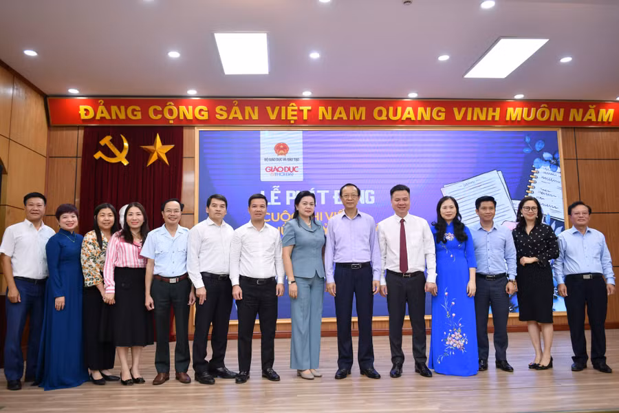 Thứ trưởng Phạm Ngọc Thưởng và các đại biểu chụp ảnh lưu niệm tại Lễ phát động Cuộc thi viết "Những kỷ niệm sâu sắc về thầy cô và mái trường" năm 2023. Thứ trưởng Phạm Ngọc Thưởng và các đại biểu chụp ảnh lưu niệm tại Lễ phát động Cuộc thi viết "Những kỷ niệm sâu sắc về thầy cô và mái trường" năm 2023.
