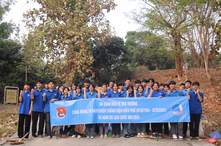 Đoàn viên thanh niên Trường THPT thành phố Điện Biên Phủ ra quân bảo vệ môi trường.