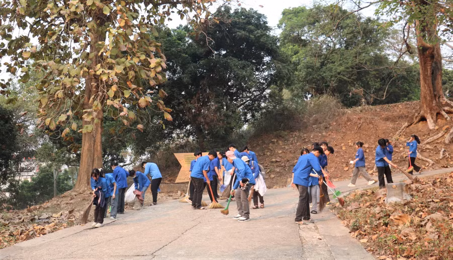 Dọn dẹp vệ sinh tại Di tích Đồi A1.