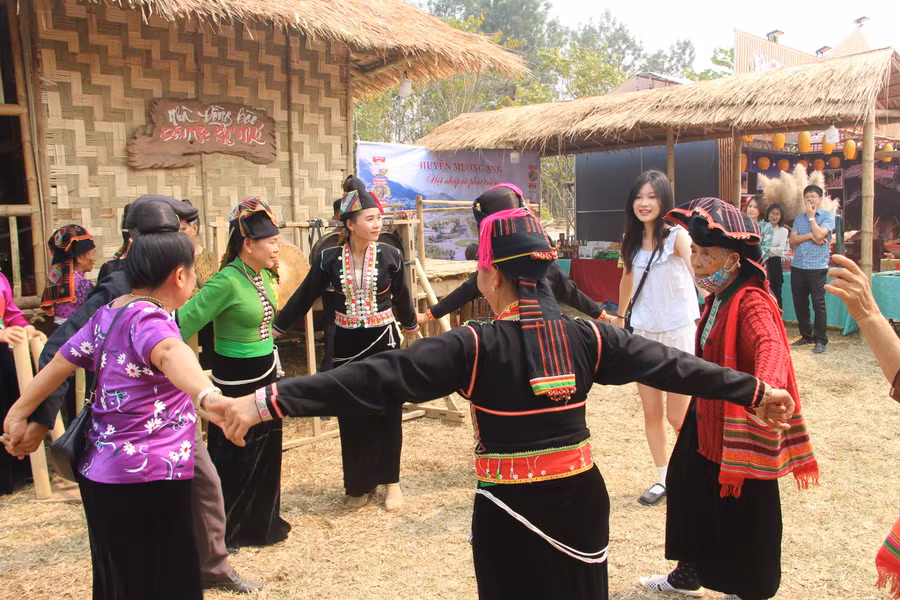 Không gian văn hóa dân tộc Khơ Mú thu hút nhiều du khách.