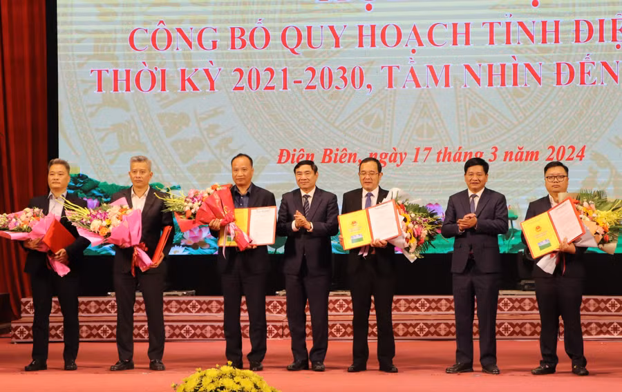 Tại Hội nghị, UBND tỉnh Điện Biên đã trao quyết định chủ trương đầu tư 5 dự án cho các nhà đầu tư.