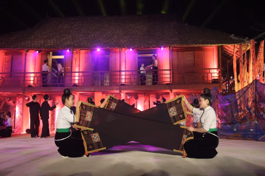 Show diễn có sự tham gia của gần 80 diễn viên quần chúng và chuyên nghiệp.