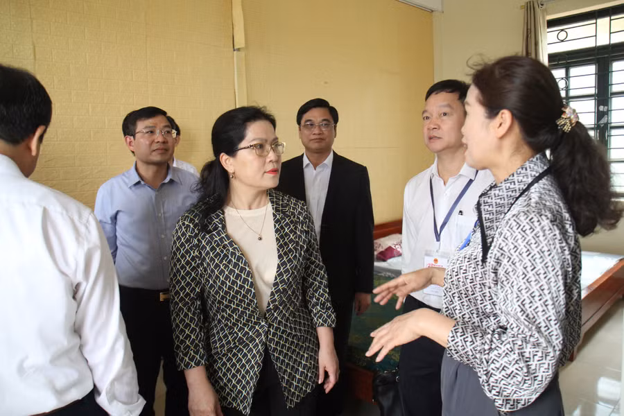 Thứ trưởng Nguyễn Thị Kim Chi cùng đoàn công tác kiểm tra cơ sở vật chất tại các điểm thi.