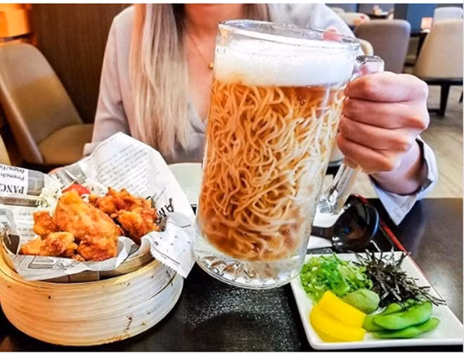 Độc lạ với món mì bia ảnh 2 Những sợi mì ướp lạnh được đựng trong cốc bia vô cùng lạ mắt và độc đáo. Ảnh: Nextshark