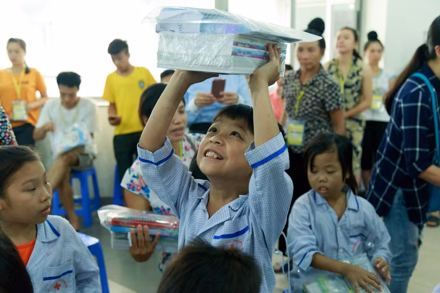 Vỡ òa niềm vui khi được tặng sách, vở