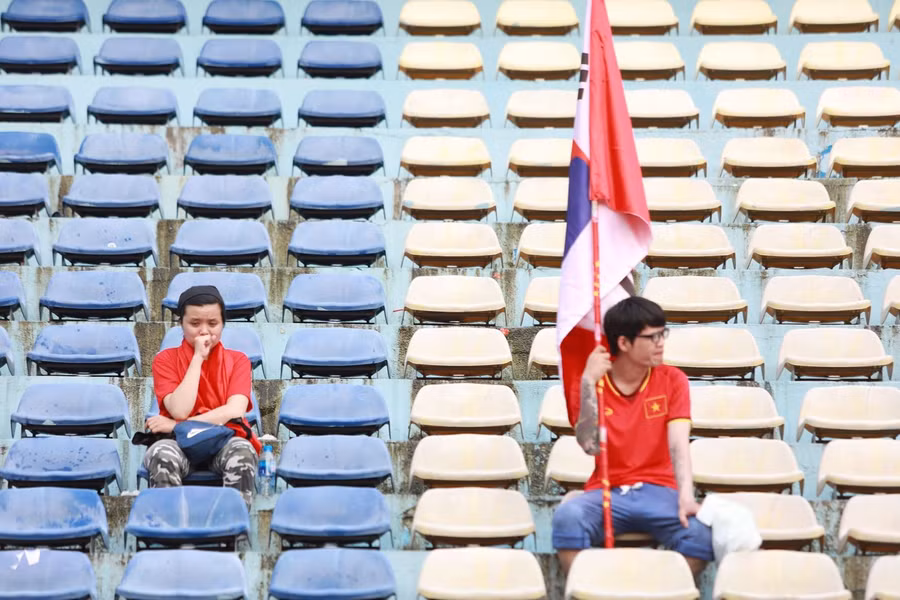 CĐV nghẹn ngào, rơi nước mắt khi U23 Việt Nam thua trên loạt đá 11m trước U23 UAE