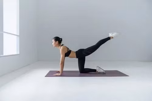 Tập yoga hàng ngày để thư giãn cơ thể và đẩy lùi chứng mất ngủ kéo dài.