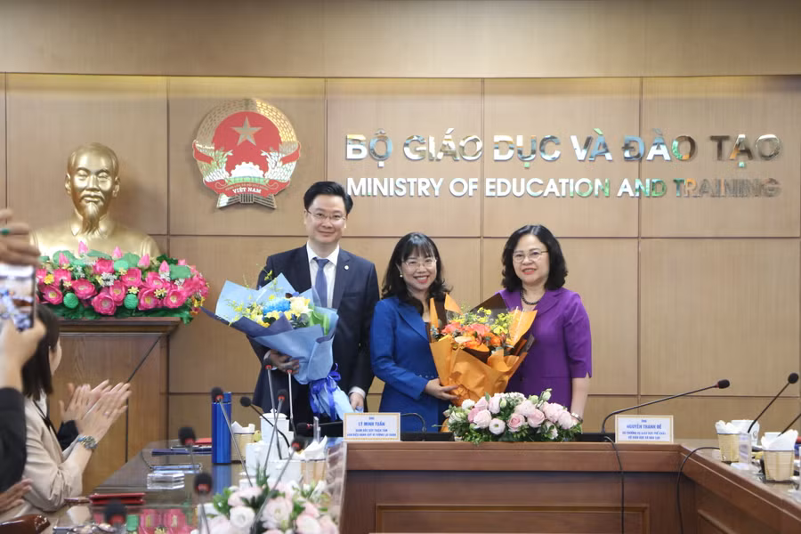 Thứ trưởng Ngô Thị Minh tặng hoa cho đại diện Quỹ Thiện Tâm - Quỹ Vì tương lai xanh (Tập đoàn Vingroup) tại buổi lễ. Thứ trưởng Ngô Thị Minh tặng hoa cho đại diện Quỹ Thiện Tâm - Quỹ Vì tương lai xanh (Tập đoàn Vingroup) tại buổi lễ.