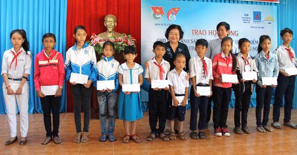 Quảng Ngãi: Trao 70 suất học bổng đến với con em ngư dân nghèo
