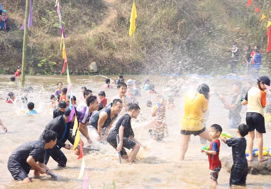 Bà con dân bản cùng du khách vui té nước để cầu cho một năm may mắn.