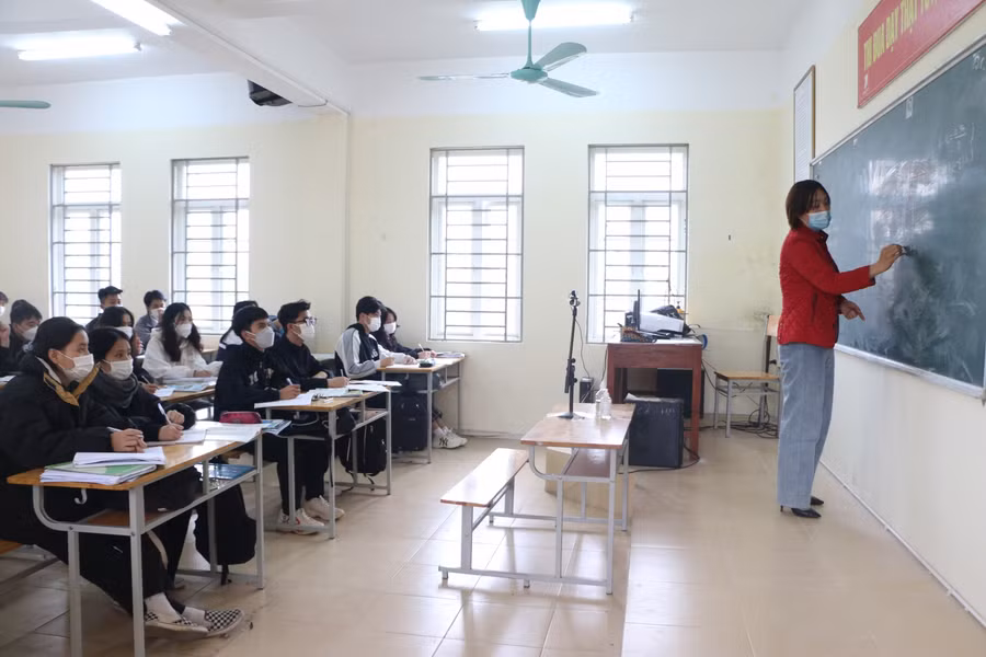 Theo cô Nguyễn Thị Minh Thu - Hiệu trưởng Trường THPT B Phủ Lý, giáo viên sẽ dạy trực tiếp trên lớp nhưng cũng đồng thời phát trực tiếp thông qua camera kết nối với phần mềm trực tuyến để các em vì cách ly mà chưa thể đến lớp có thể học online tại nhà.