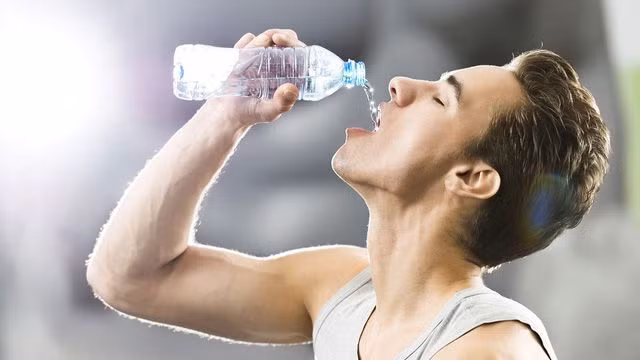 Một dấu hiệu ban đầu rất phổ biến của đái tháo đường, khát tăng lên xảy ra do bệnh làm cho đường (glucose) tích tụ trong máu.
