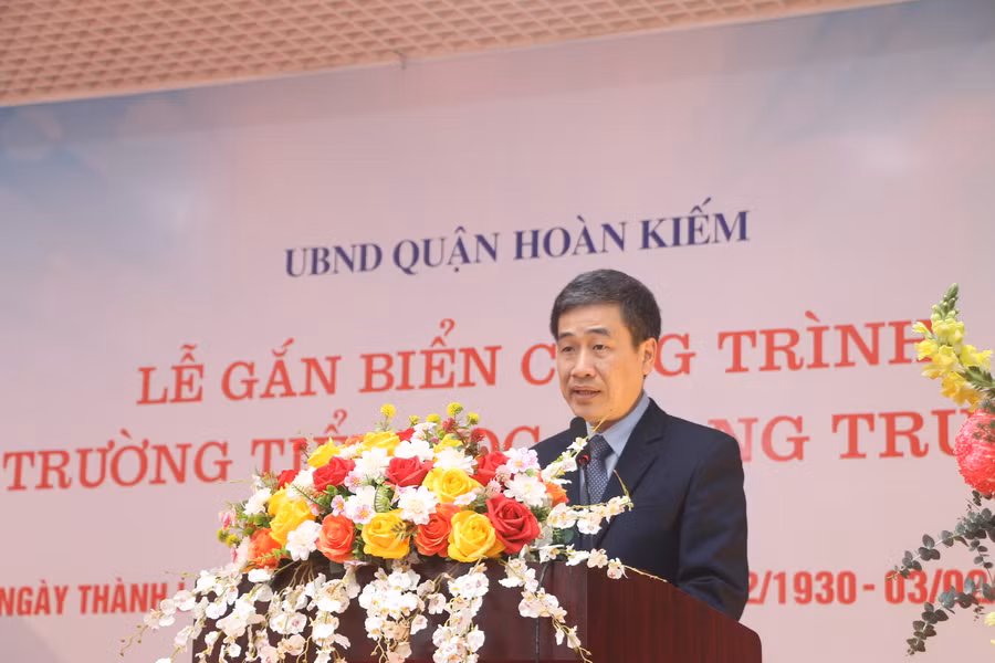Ông Nguyễn Quốc Hoàn - Phó Chủ tịch thường trực UBND quận Hoàn Kiếm phát biểu tại buổi lễ. Ông Nguyễn Quốc Hoàn - Phó Chủ tịch thường trực UBND quận Hoàn Kiếm phát biểu tại buổi lễ.